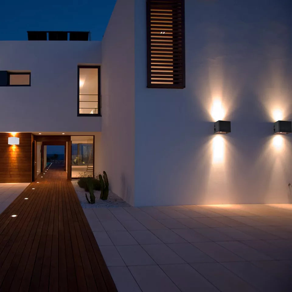 Modern Indoor LED Wall Lamp – Warm White Light, Wall Mounted, IP44 Rated