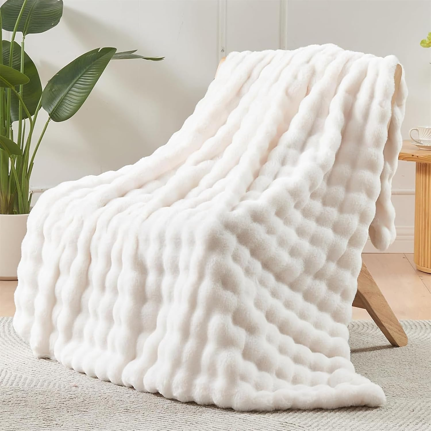 LINGKY Faux Rabbit Fur Throw Blanket – Reversible Fluffy Cozy Sofa & Bed Blanket, 100x160cm Cream White