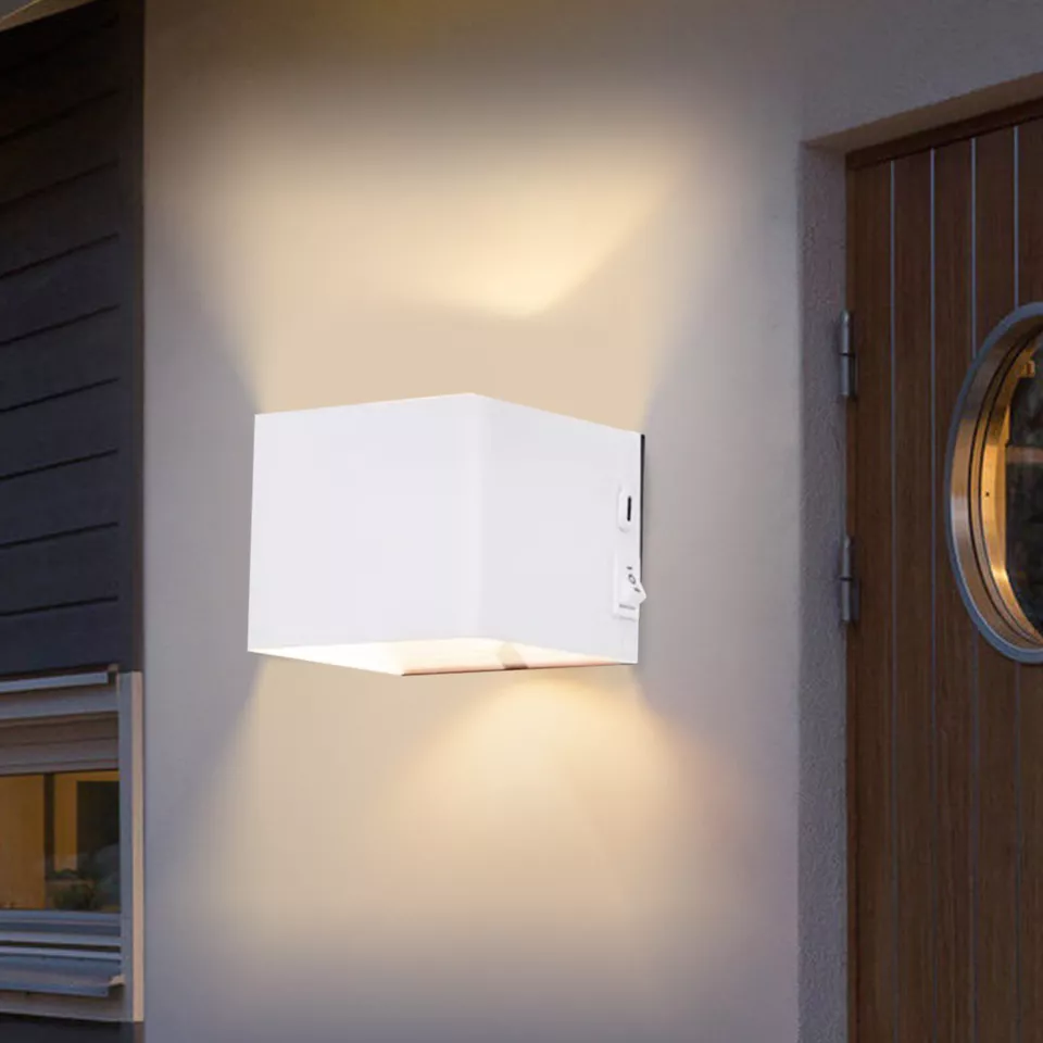 Modern Indoor LED Wall Lamp – Warm White Light, Wall Mounted, IP44 Rated