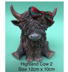 Lesser & Pavey Highland Cow Figurine – Happy Highland Flat Cap Statue for Home Décor & Gifts