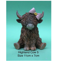 Lesser & Pavey Highland Cow Figurine – Happy Highland Flat Cap Statue for Home Décor & Gifts