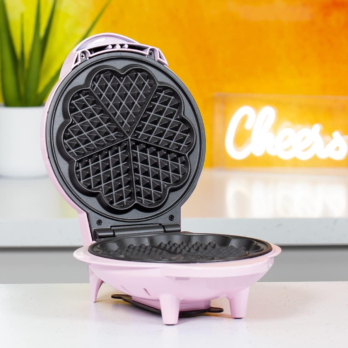 Heart Shaped Waffle Maker – 1000W, Non-Stick Plates, Easy Clean, Thermostatic Design, 25x22cm, Pink