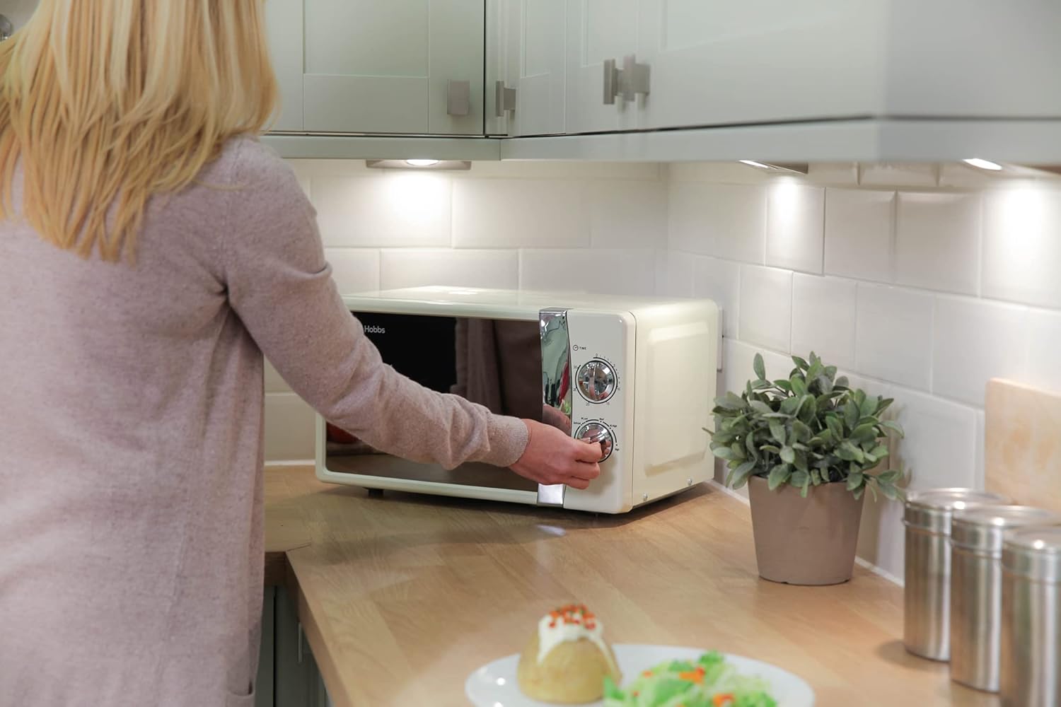 17L 700W Cream Solo Microwave with 5 Power Levels, Timer & Defrost