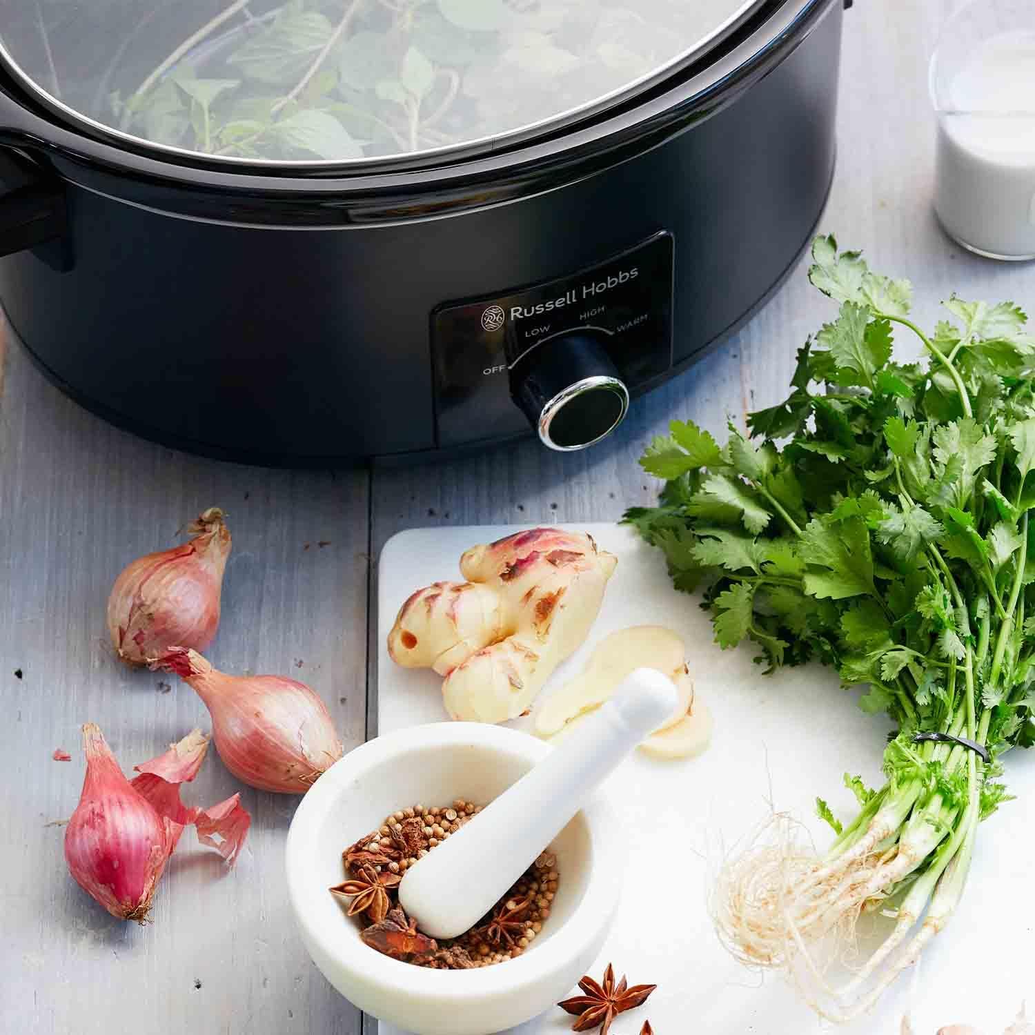 Russell Hobbs Slow Cooker 7L – 320W Large Capacity, 3 Heat Settings, Stainless Steel, Dishwasher Safe, Matte Black, Cool Touch Handles